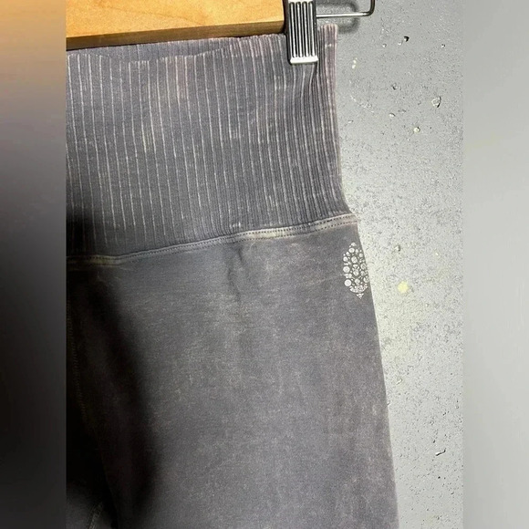 Free People Good Karma Legging.  Size M/L - Picture 3 of 5